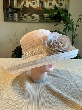 Elegant Beige Hat with Pearl Band and Beige Mix Floral Accent